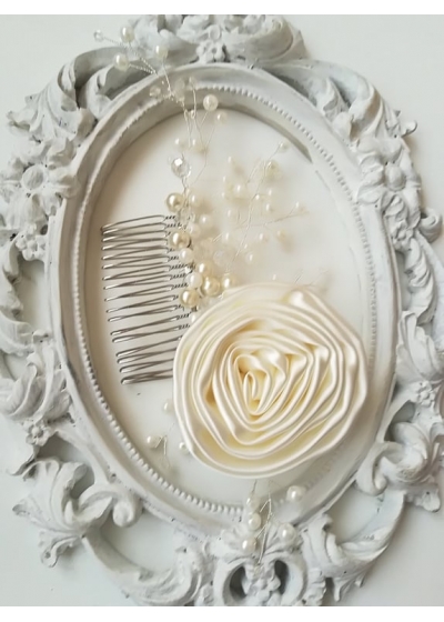 Красив гребен с перли и кристали Сваровски и ръчно изработена роза от сатен в цвят слонова кост Ivory Rose by Rosie