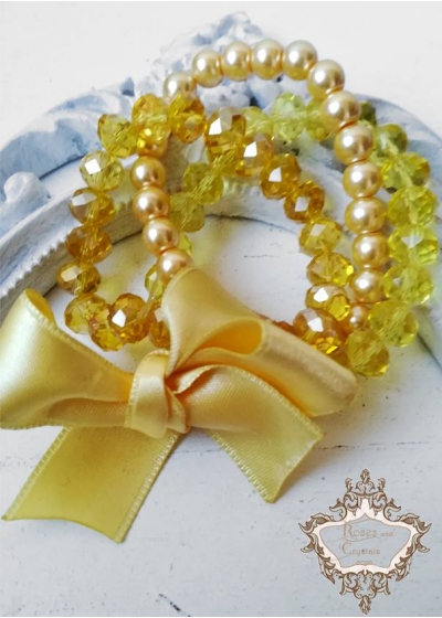 Блестящ и красив комплект гривни от Сваровски кристали и стъклени перли в жълто